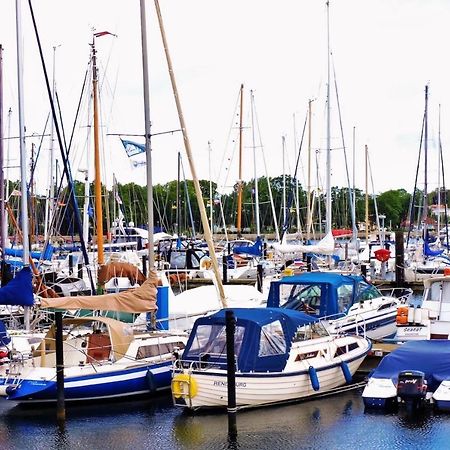 Zwergtaucher Eckernförde Buitenkant foto