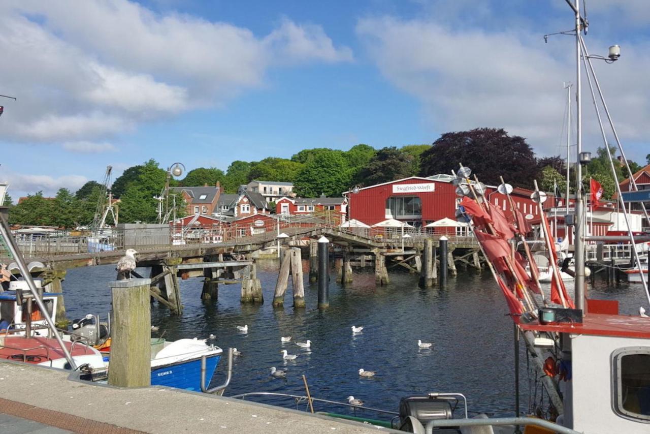 Zwergtaucher Eckernförde Buitenkant foto